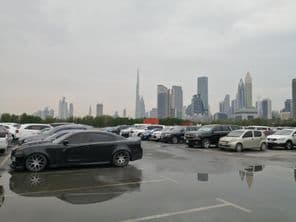 Une rare forte pluie à Dubaï
