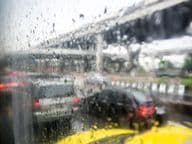 Circulation un jour de pluie vue à travers une fenêtre de voiture