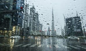Pluie à Dubaï, avec gratte-ciel en arrière-plan