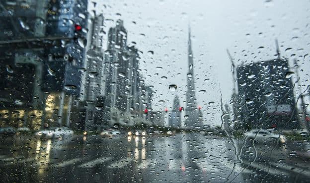 Pluie à Dubaï, avec gratte-ciel en arrière-plan