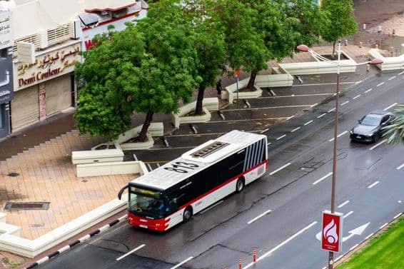 vue d'un bus sur la route dans la ville de Dubaï.