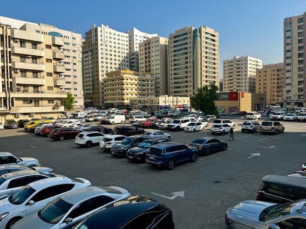 Grand parking rempli de voitures à Sharjah, aux Émirats Arabes Unis.