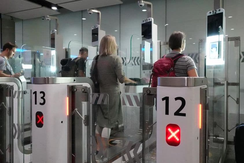 Voyageurs aériens passant par des points de contrôle de passeport