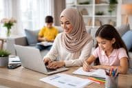 Travail à domicile avec la famille réunie