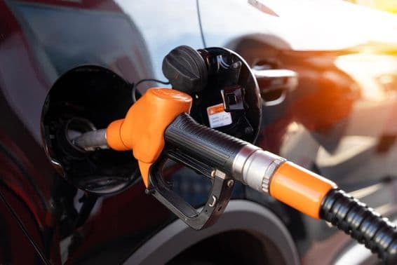 Voiture en train d'être ravitaillée en essence