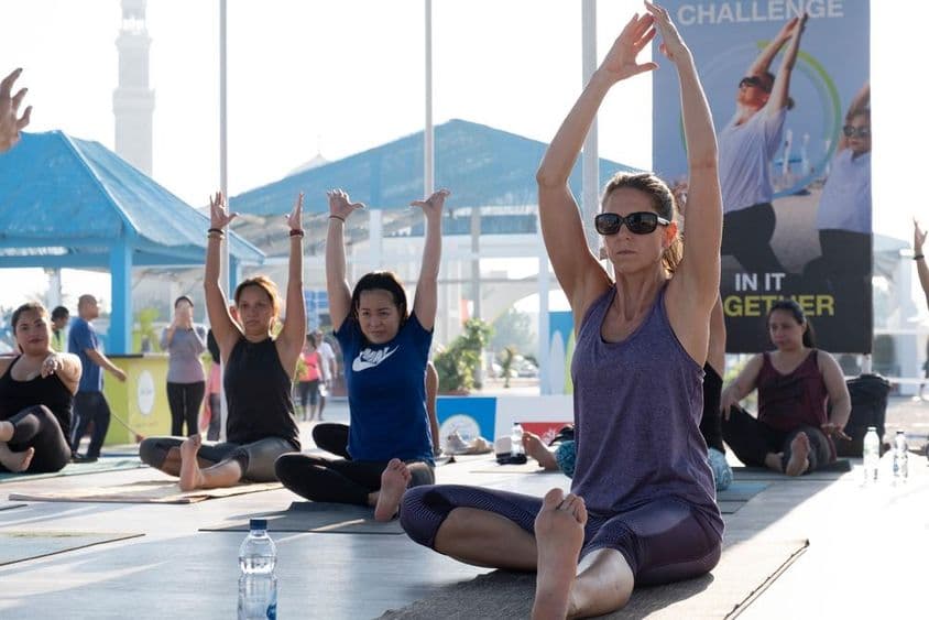 Femmes faisant de l'aérobic et du yoga pendant le défi fitness de Dubaï.