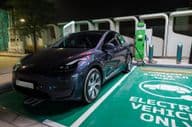 Borne de recharge pour voiture électrique avec câble d'alimentation à une station-service ENOC