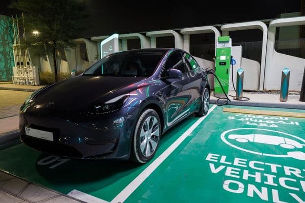 Borne de recharge pour voiture électrique avec câble d'alimentation à une station-service ENOC