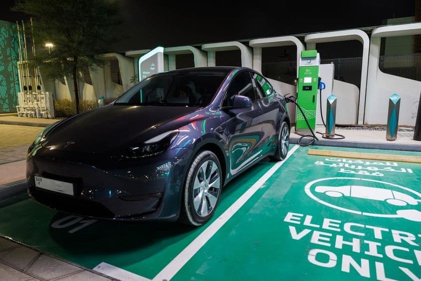 Borne de recharge pour voiture électrique avec câble d'alimentation à une station-service ENOC