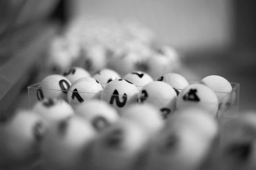 boules blanches avec des numéros pour le jeu de loterie