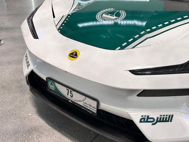 Voiture Lotus Eletre R de la police de Dubaï