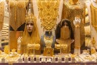 Image de bijoux féminins dans une vitrine au marché du Dubai Gold Souk.