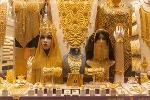 Image de bijoux féminins dans une vitrine au marché du Dubai Gold Souk.