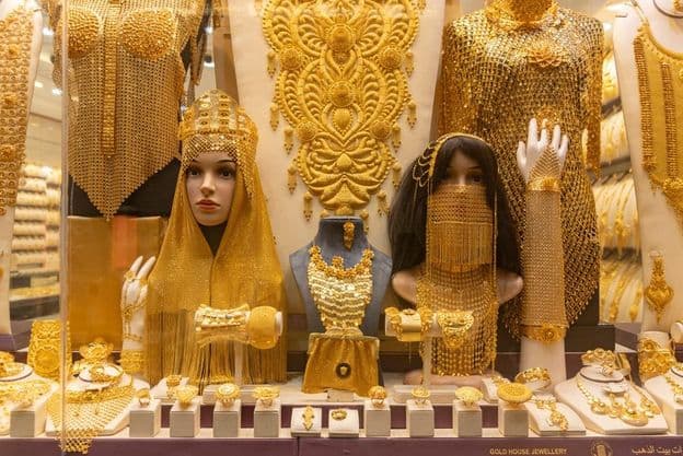 Image de bijoux féminins dans une vitrine au marché du Dubai Gold Souk.