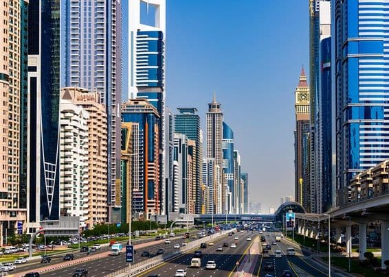 Dubaï, gratte-ciel au centre-ville et Sheikh Zayed Road