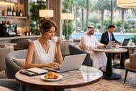 Atmosphère moderne d'environnement de travail à l'hôtel