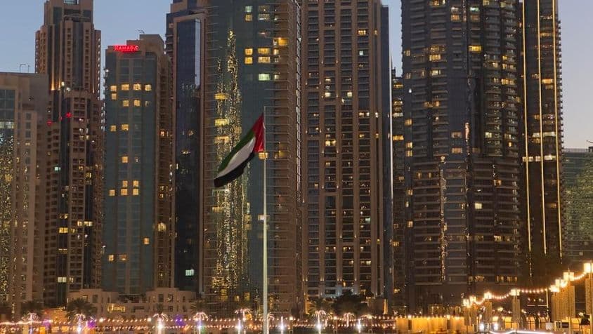 Vue du soir sur la fontaine de Dubaï illuminée