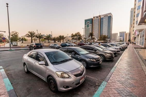 Stationnement au centre-ville d'Abu Dhabi
