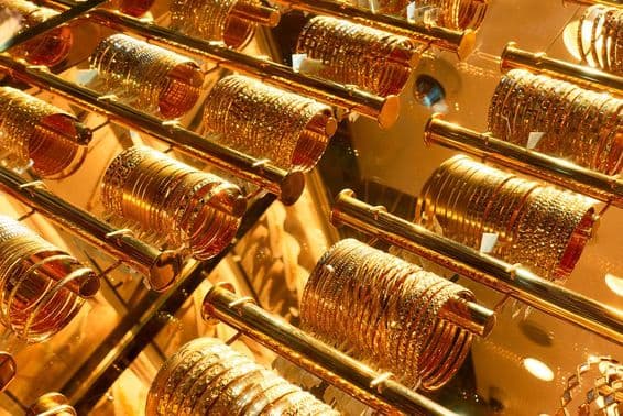 Bracelets en or dans un magasin de bijoux au souk de l'or de Dubaï
