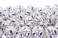 Boules de loterie en pile.