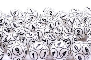 Boules de loterie en pile.