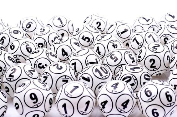 Boules de loterie en pile.