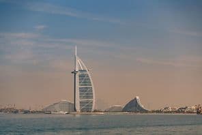 L'hôtel Burj Al Arab dans le Dubaï moderne