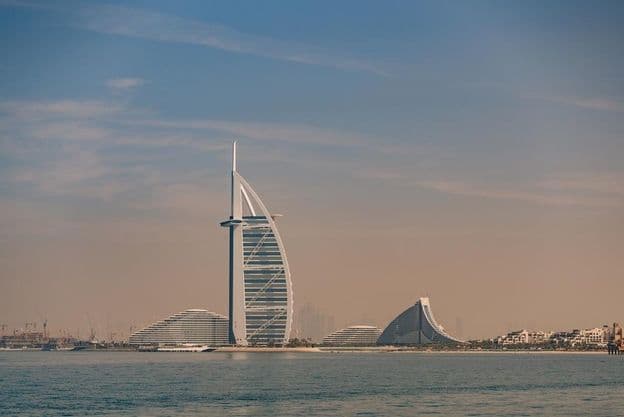 L'hôtel Burj Al Arab dans le Dubaï moderne