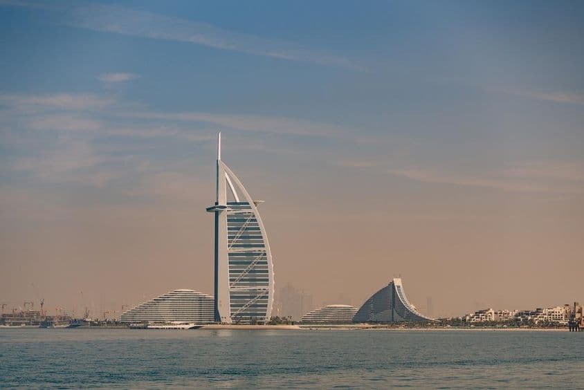 L'hôtel Burj Al Arab dans le Dubaï moderne
