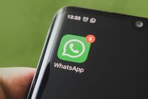 L'icône WhatsApp sur un écran de smartphone noir.