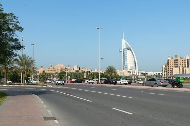 Intersection d'Umm Suqeim et Jumeira Street à Dubaï.