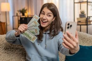 Influenceuse blogueuse jeune femme souriante