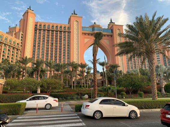 Circulation automobile devant le célèbre hôtel de luxe Atlantis sur l'île de Palm Jumeirah.