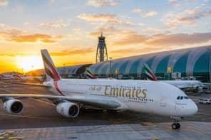 Aéroport de Dubaï au coucher du soleil