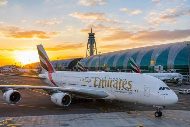 Aéroport de Dubaï au coucher du soleil