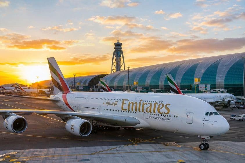 Aéroport de Dubaï au coucher du soleil