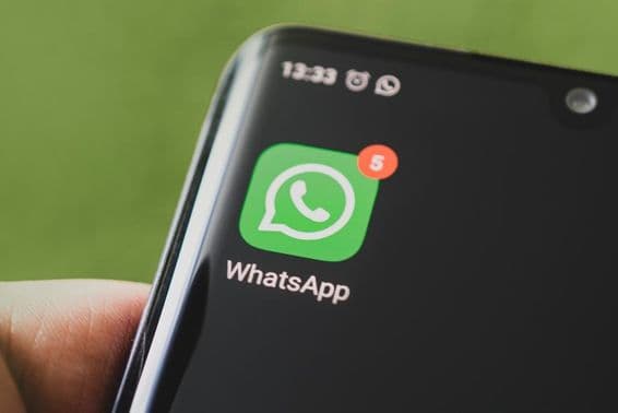Icône WhatsApp sur un smartphone noir