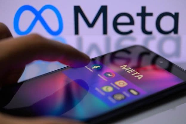 Icônes des réseaux sociaux de Meta apparaissent sur un smartphone