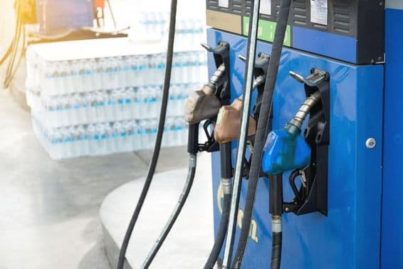Station-service se préparant pour les voyageurs à ravitailler