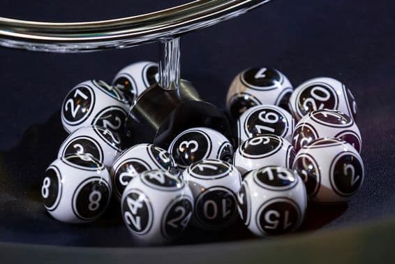 Boules de loterie noires et blanches