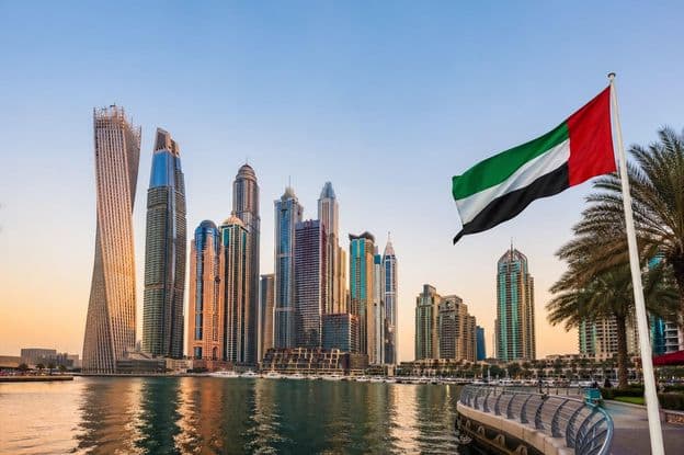 Paysage urbain moderne de Dubaï au coucher du soleil