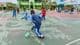 élèves de l'école primaire jouant au foot