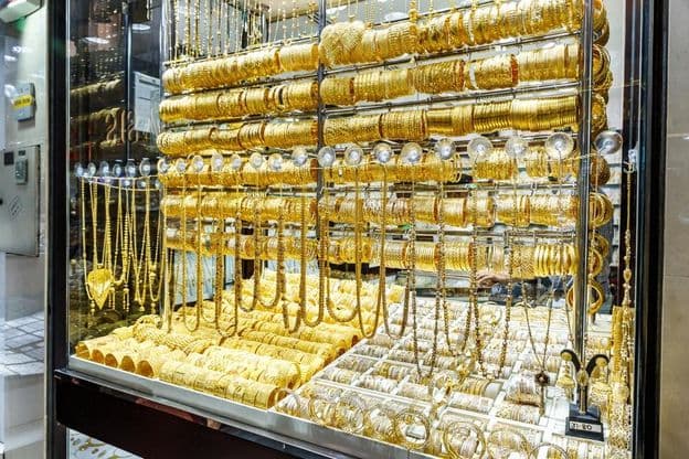 Présentation d'une boutique d'or au marché de l'or dans la ville de Dubaï
