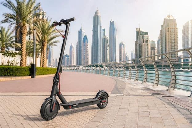 Trafic de trottinettes électriques à Dubaï