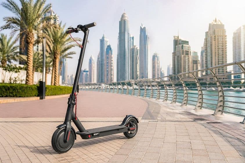 Trafic de trottinettes électriques à Dubaï