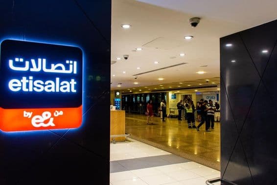 Etisalat par e& Signalisation de Marque à l'Aéroport International de Dubaï.