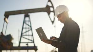 Échelle d'extraction de pétrole, Ingénieur travaillant avec un ordinateur portable