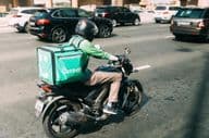 Livreur de nourriture sur un scooter.