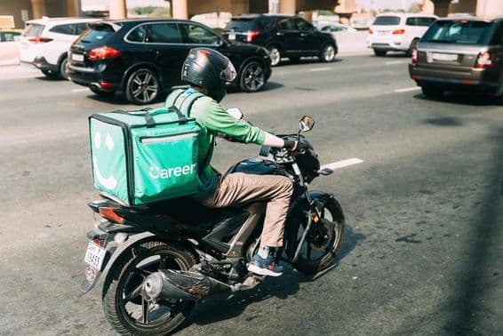 Livreur de nourriture sur un scooter.