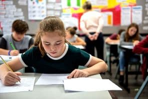 Élèves passant des examens dans une salle de classe.